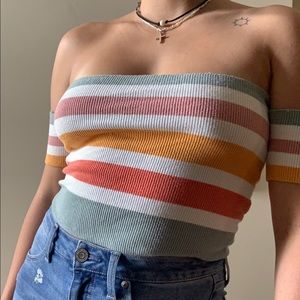 Cute crop shirt with off the shoulder sleeves.